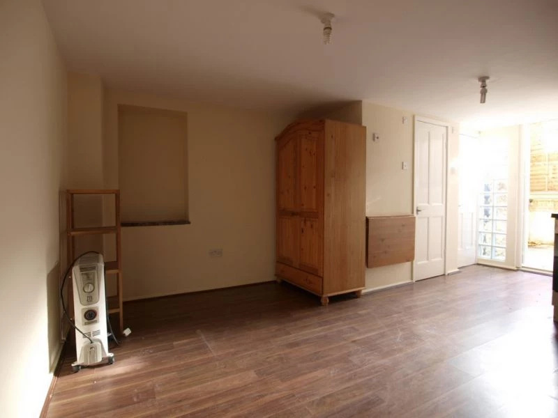 1 bedroom flat, 69 Front Basement Flat Dunsmure Road Stamford Hill London