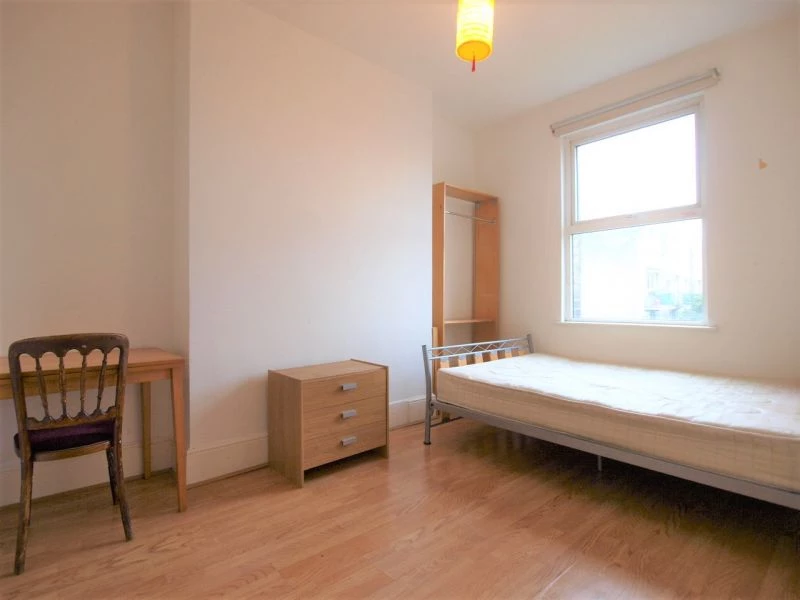 2 bedrooms flat, 56 Flat B Green Lanes Newington Green London