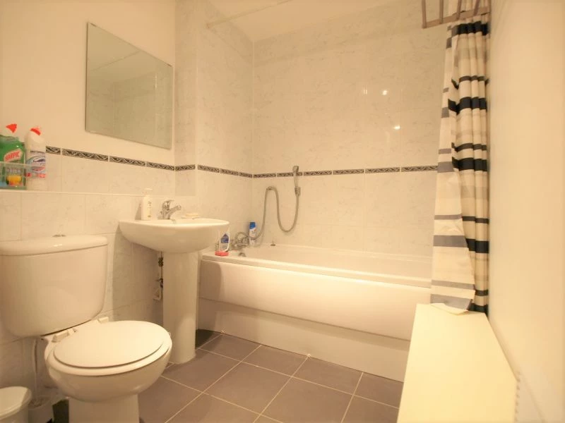 2 bedrooms flat, 2a 11 Winchmore Hill Road London