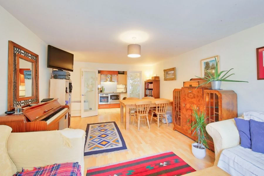 2 bedrooms flat, 174 Compass House London