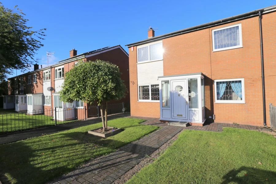 2 bedrooms town house, 39 Hayfield Crescent Fenton Stoke on Trent