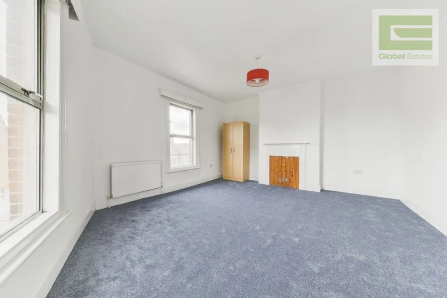 4 bedrooms flat, 239a Mitcham Road Tooting London