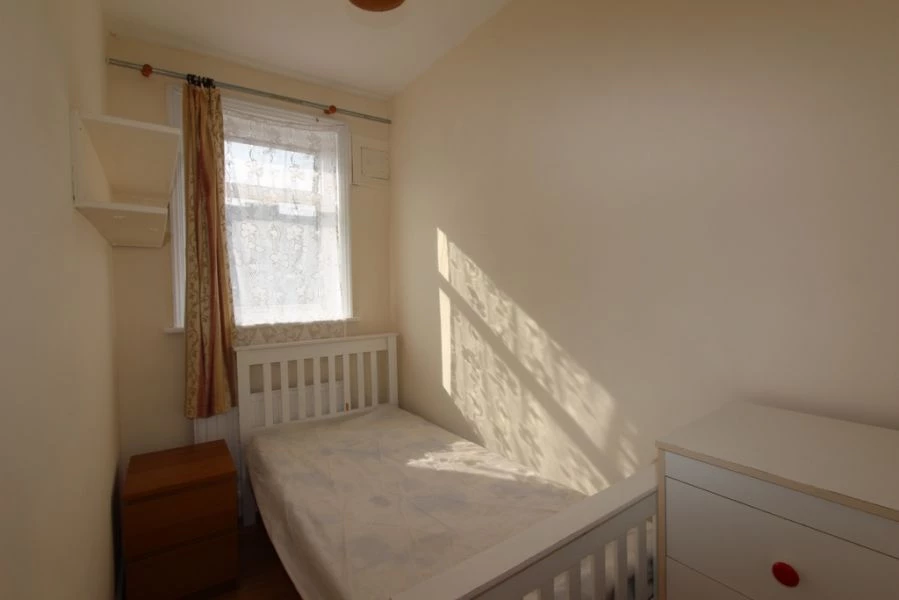 3 bedrooms house, 38 Deal Road Tooting London