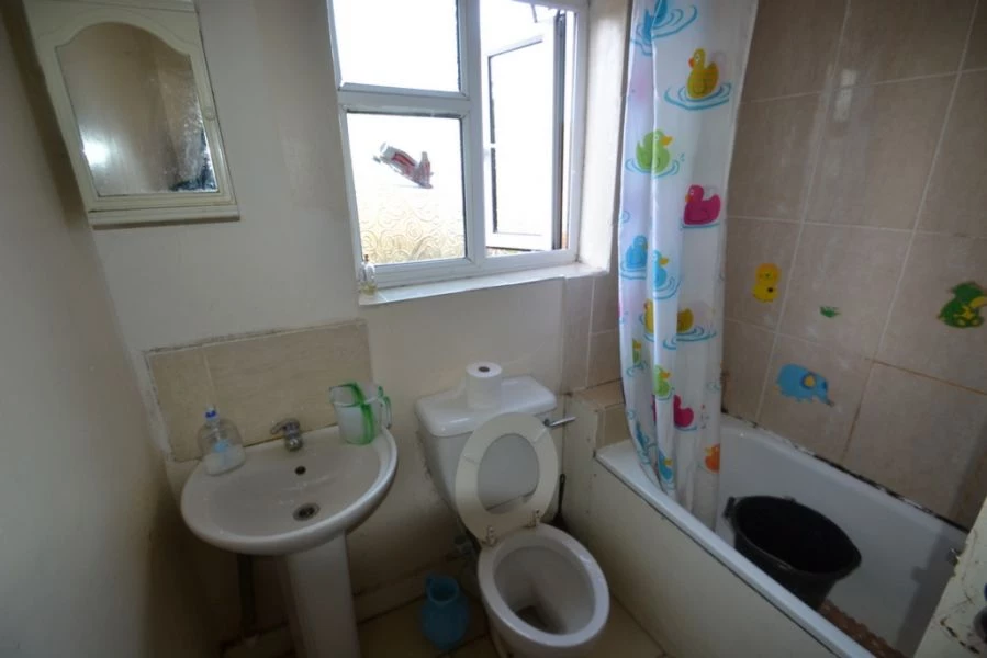 3 bedrooms house, 5 Southchurch Rd East Ham London