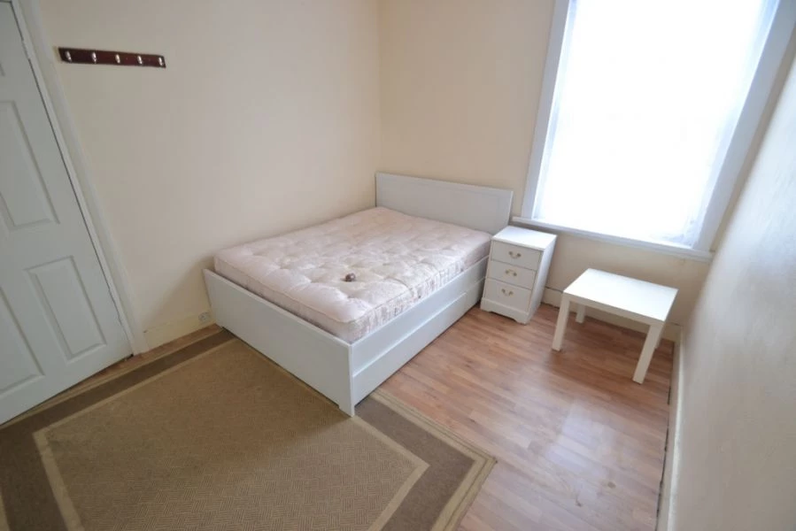 2 bedrooms flat, 55b Maculay Road East Ham London