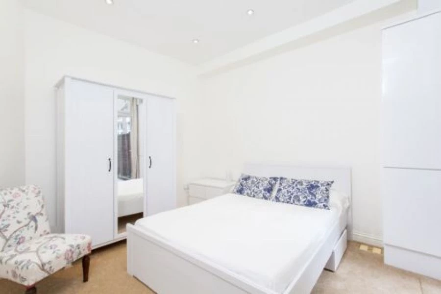 2 bedrooms flat, 44 Mellison Road Earlsfield