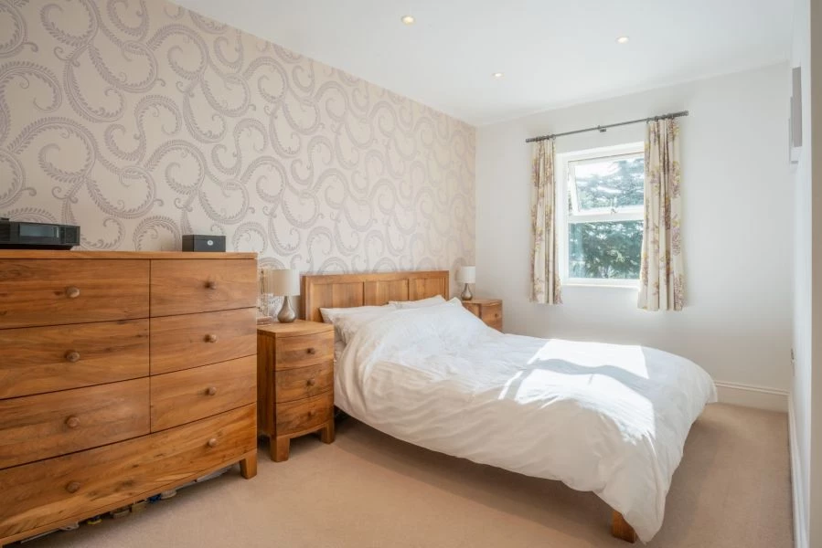 3 bedrooms semi detached, 39a Vicarage Road Hampton Wick Kingston Upon Thames