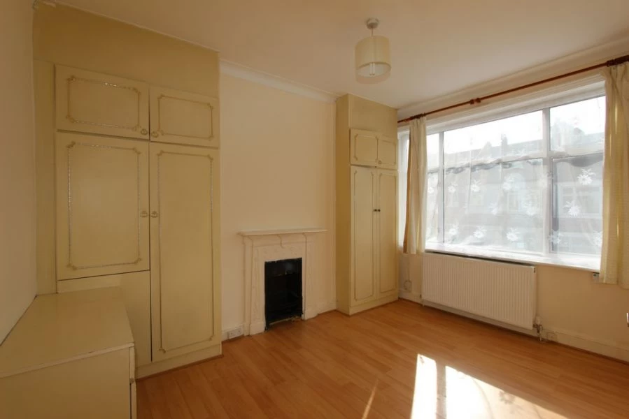 3 bedrooms house, 38 Deal Road Tooting London