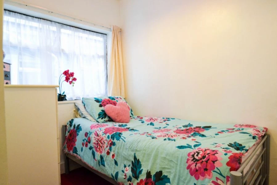 2 bedrooms flat, 9 Charlemont Road East Ham London