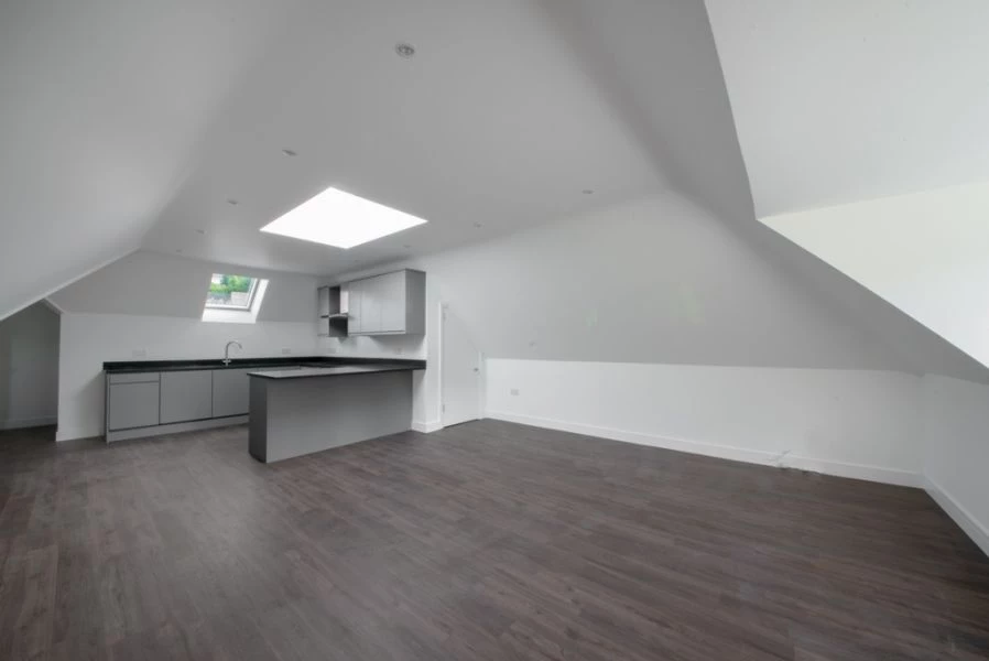 2 bedrooms penthouse, 71 Hillbury Road Warlingham London Surrey