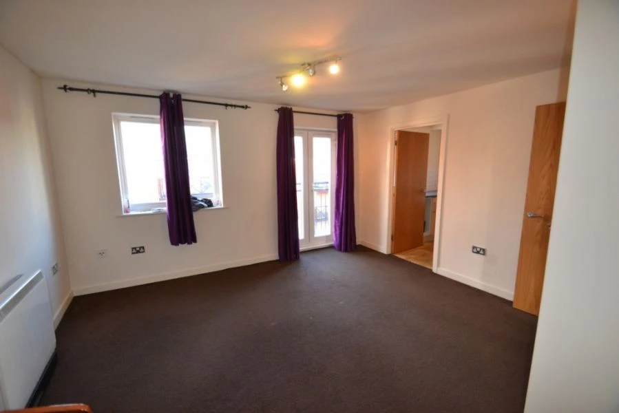 2 bedrooms flat, 13 Hevingham Drive Chadwell Heath London