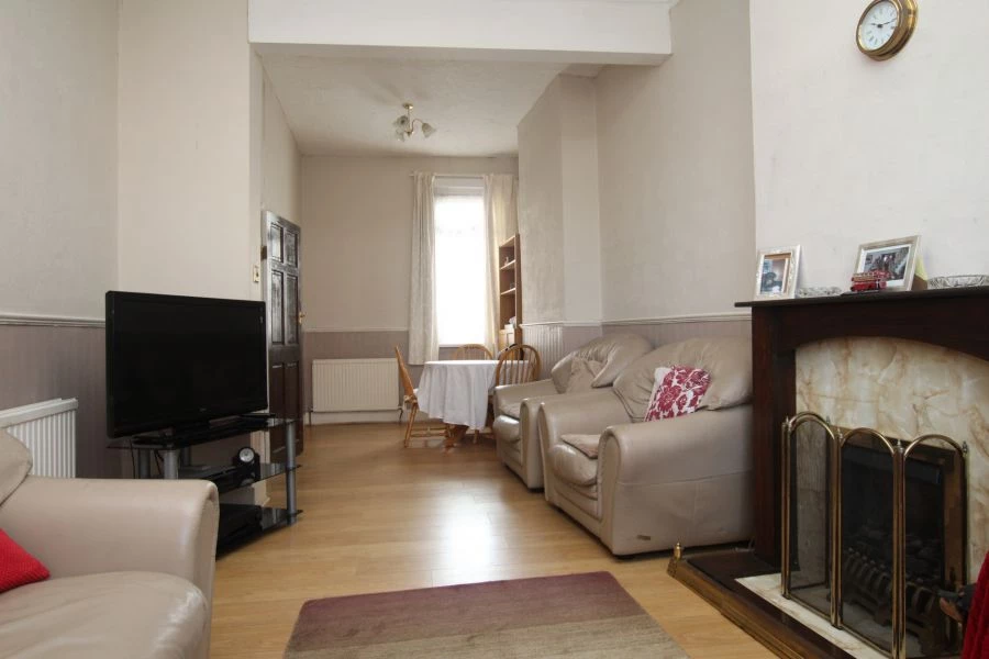 3 bedrooms house, 122 The Broadway Plaistow London