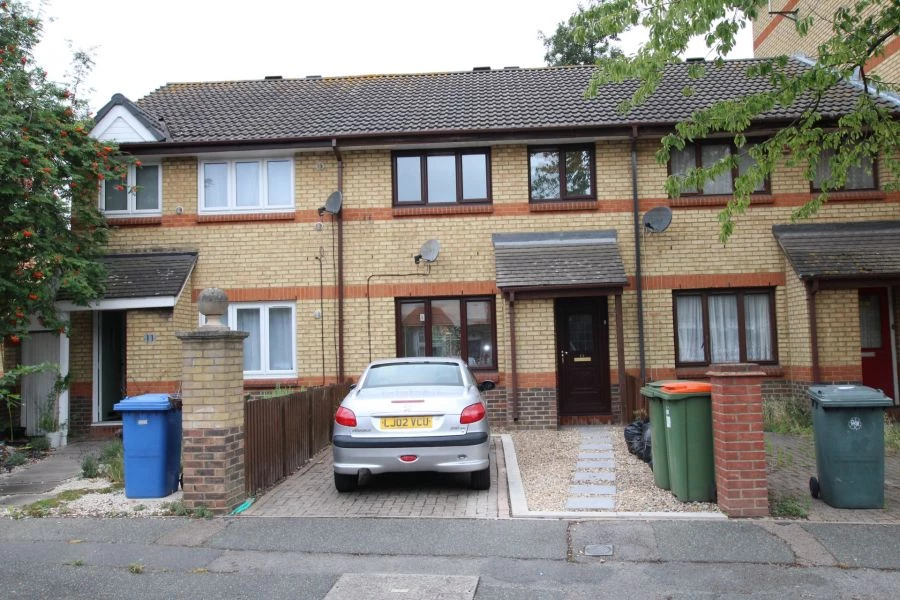 3 bedrooms house, 68 Firefly Gdns East Ham London