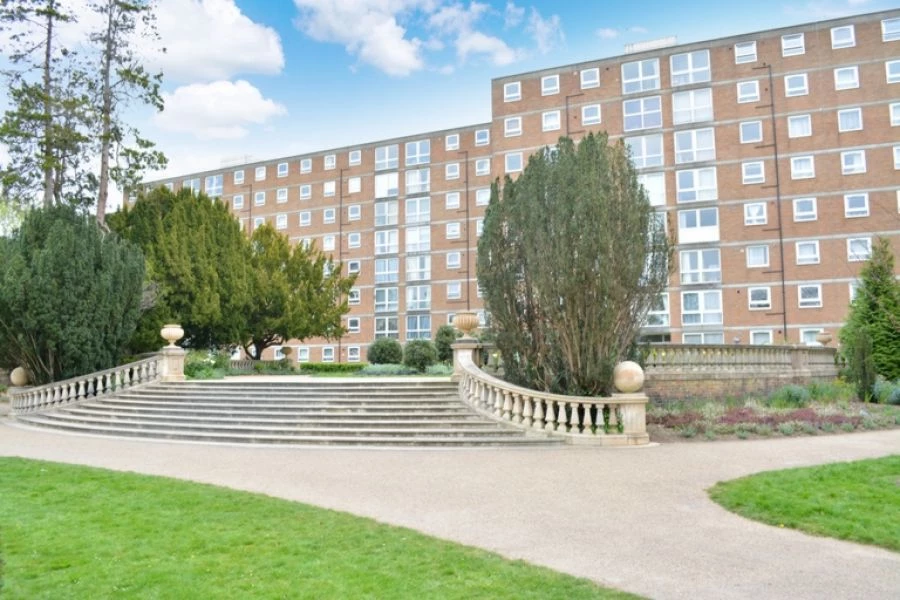 2 bedrooms apartment, 716 Pound Hill Crawley West Sussex