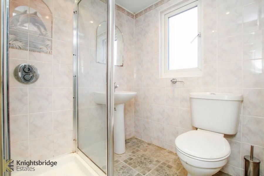 4 bedrooms house, 38 Albany Road Chadwell Heath London