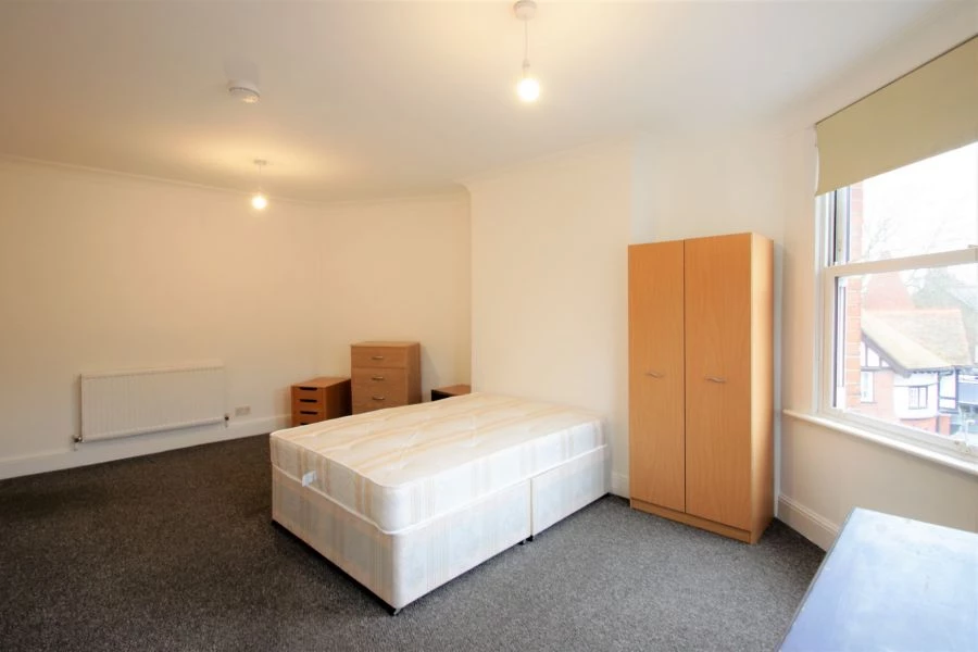 3 bedrooms flat, 93 A High Road Willesden Green London