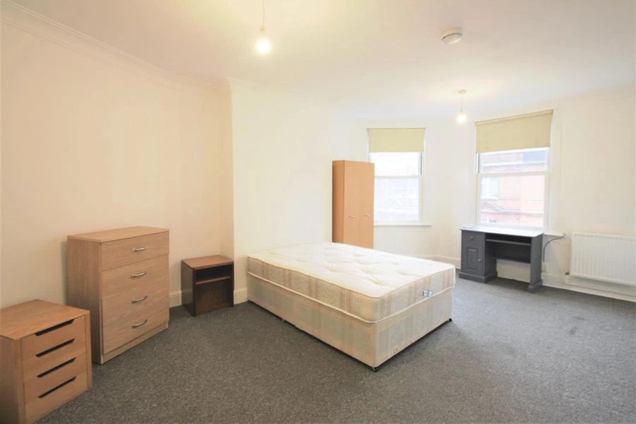 3 bedrooms flat, 93 A High Road Willesden Green London
