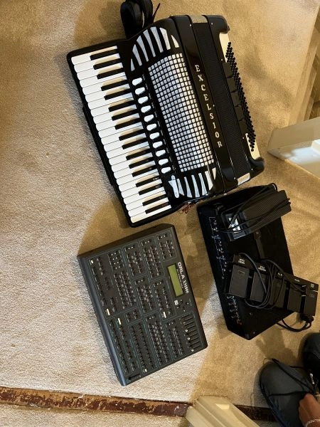 MIDI PIANO ACCORDIAN EXCELSIOR 120 BASS FULL ORLA MX MIXER AMPLIFIER TWIN SPEAKERS FOOT PEDALS BLUET-OOTH PROFESSIONAL SETUP