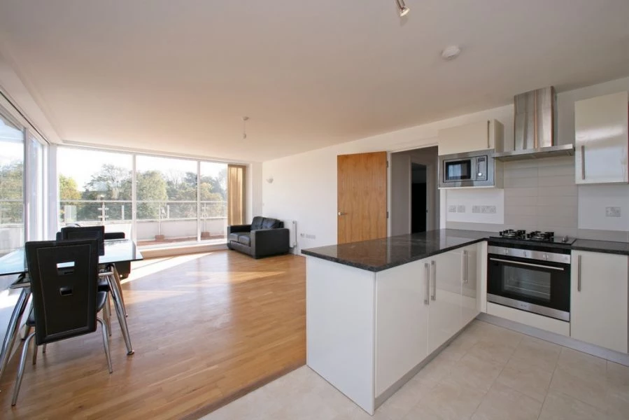 2 bedrooms penthouse, 28 Flat 13 Arcadia Avenue Finchley Central London