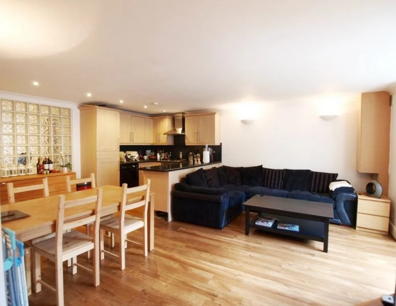 3 bedrooms flat, 80 Flat 1 Regina Road Finsbury Park London