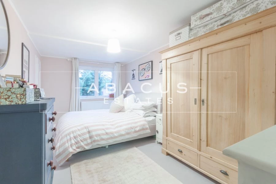 3 bedrooms flat, 5 St Laurence Close London
