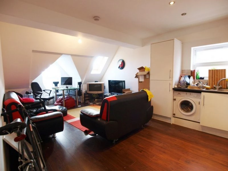 2 bedrooms flat, 379a Flat 7 High Road Tottenham London