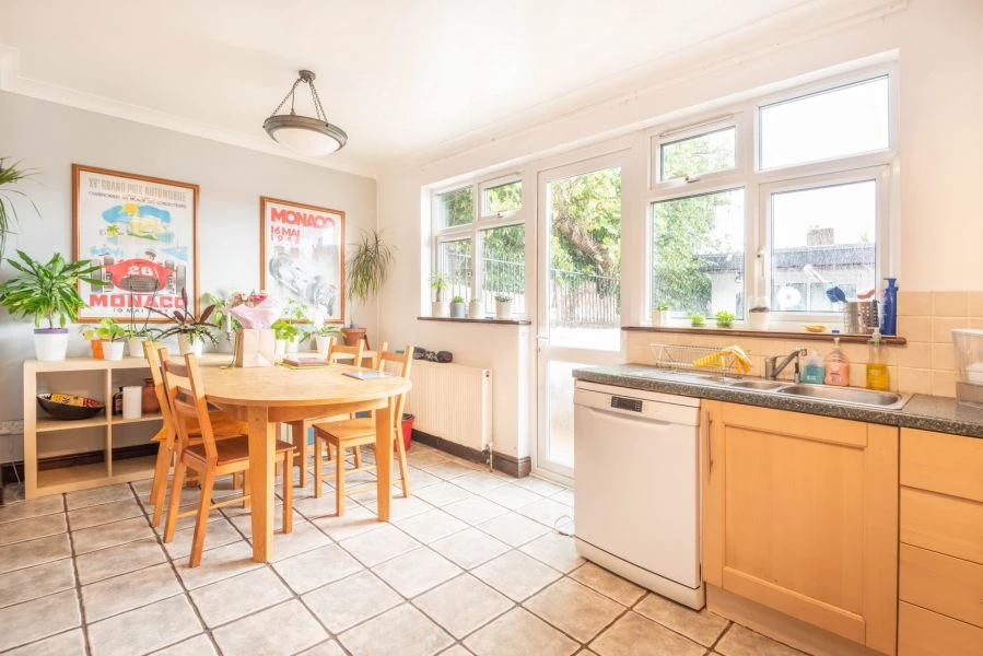 3 bedrooms semi detached, 81 The Fairway Palmers Green London