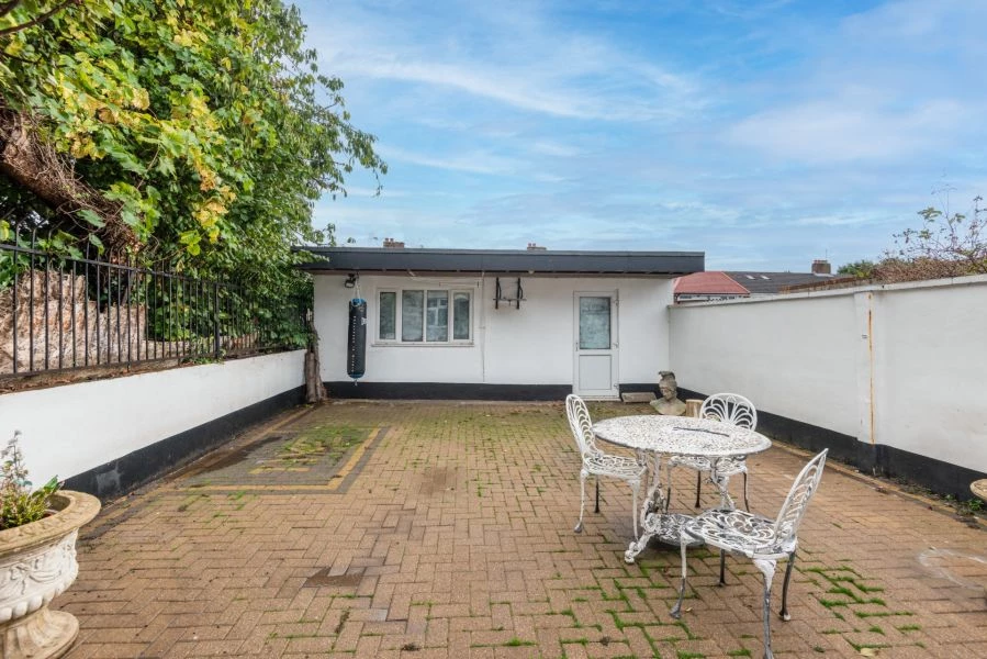 3 bedrooms semi detached, 81 The Fairway Palmers Green London
