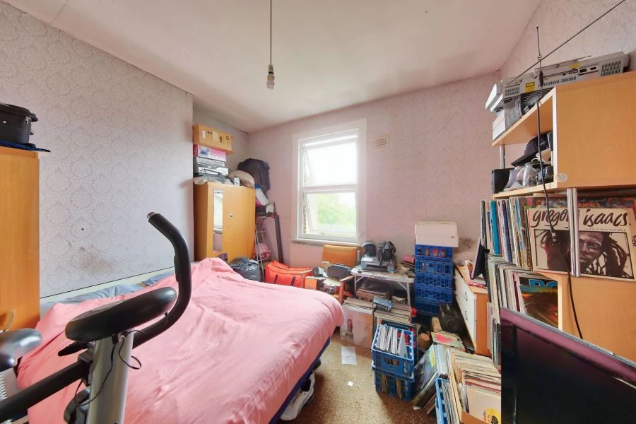3 bedrooms flat, 40b Geraldine Road London