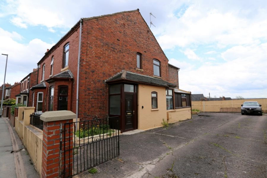 3 bedrooms semi detached, 328 Princes Road Penkhull Stoke on Trent