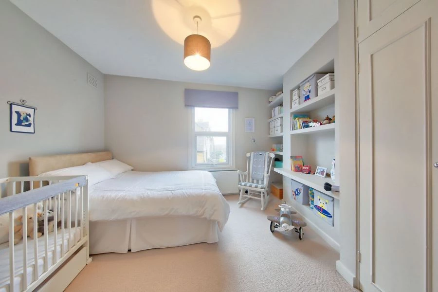 2 bedrooms flat, 74c East Hill London