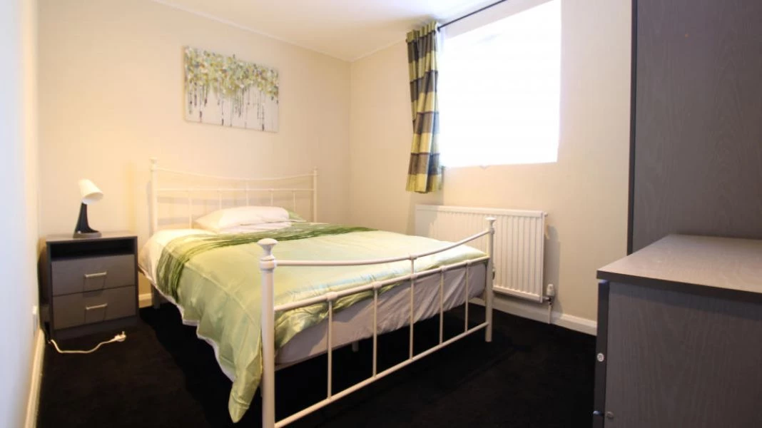 6 bedrooms detached, 1 Kings Road Uxbridge Hillingdon