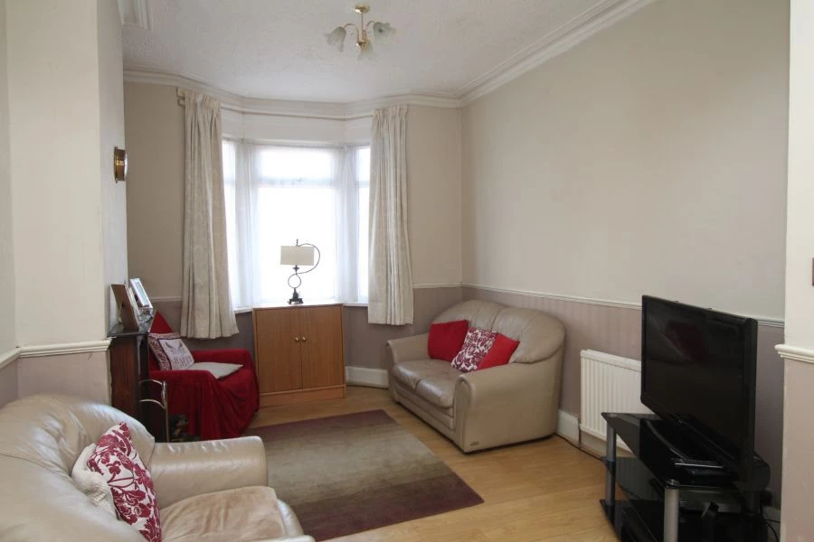 3 bedrooms house, 122 The Broadway Plaistow London