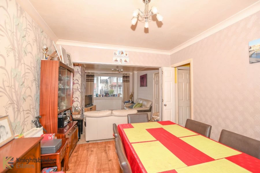 4 bedrooms house, 38 Albany Road Chadwell Heath London