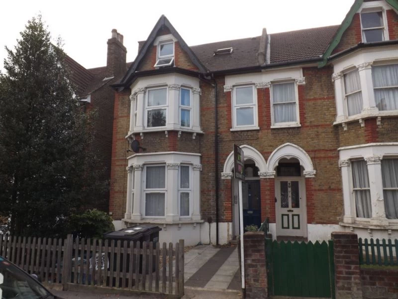 2 bedrooms flat, 56 Flat 2 Whitworth Road South Norwood London