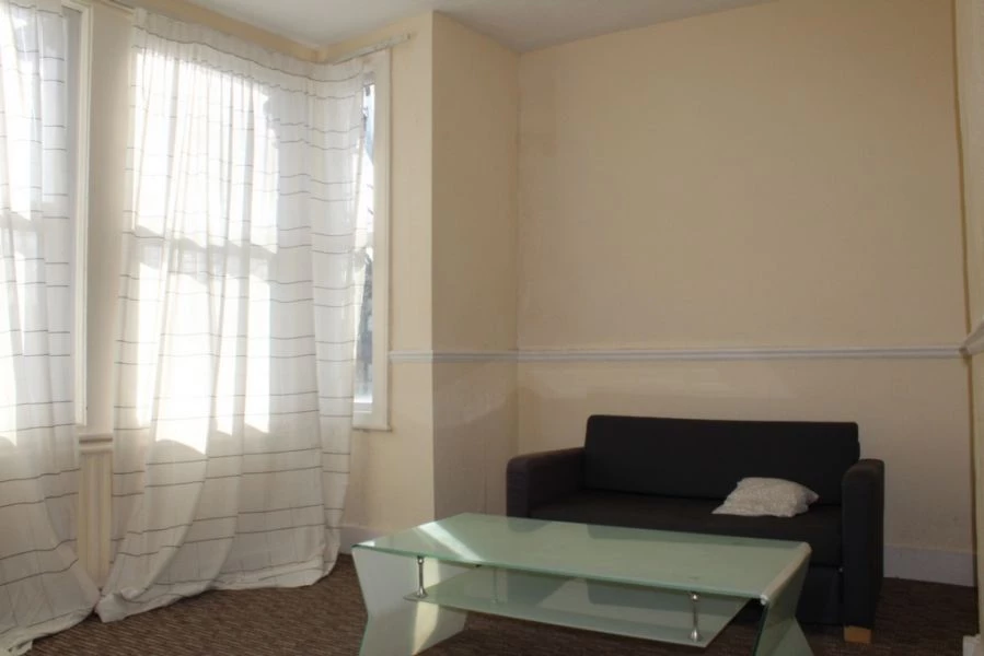 2 bedrooms maisonette, 26a Werndee Road South Norwood London
