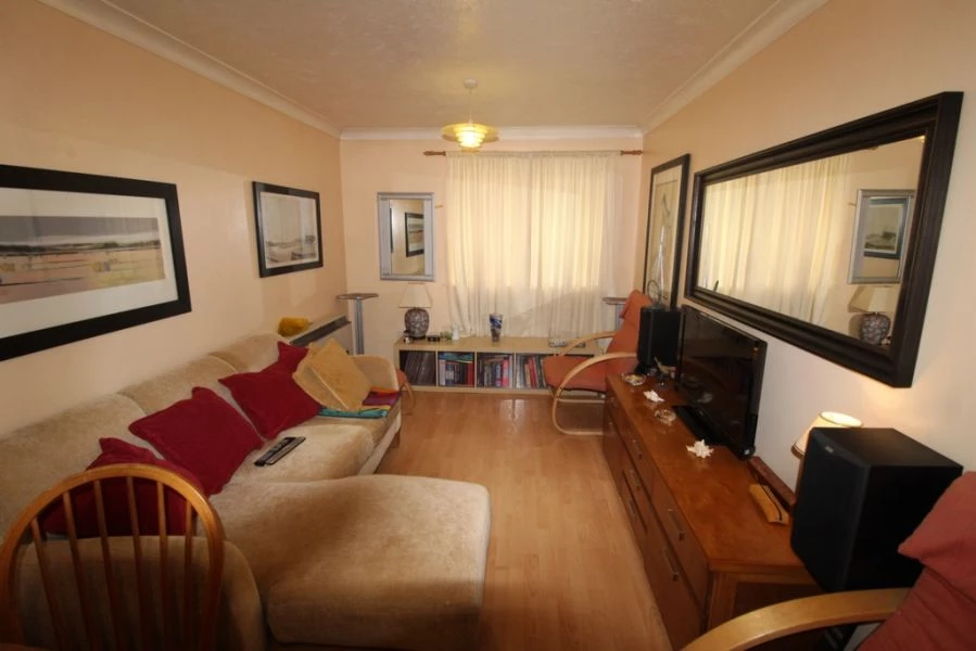 1 bedroom flat, 15-17 1 Warminster Road South Norwood London