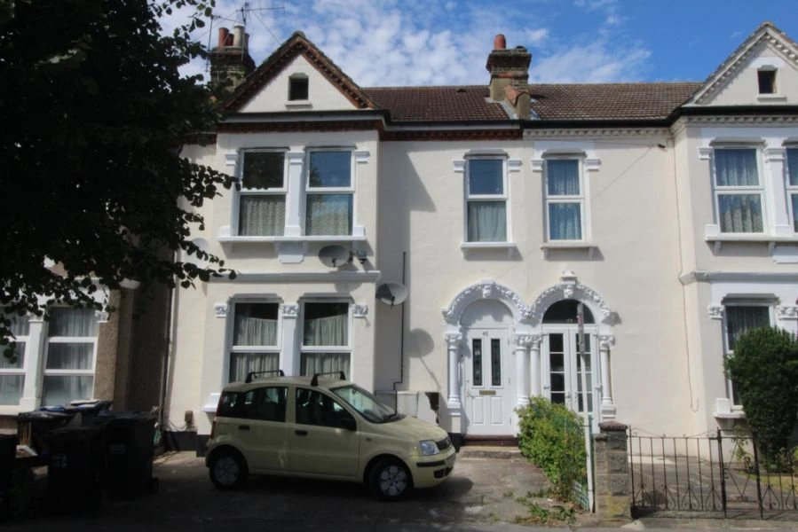 5 bedrooms house, 45 Kidderminster Road Croydon Surrey