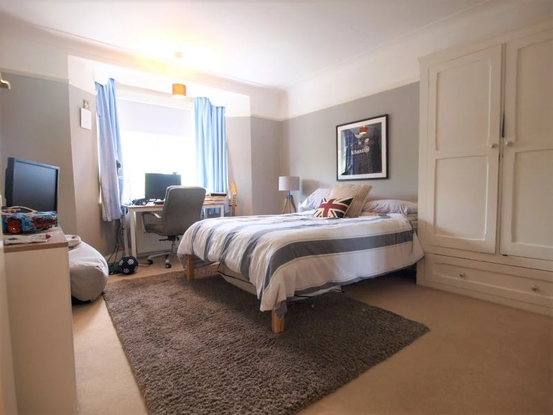 3 bedrooms detached, 38 Broadfields Avenue Winchmore Hill London