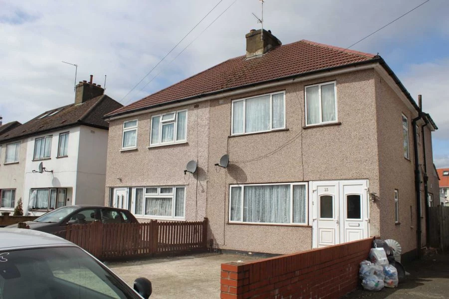 4 bedrooms semi detached, 23 Craven Close Hayes Middlesex