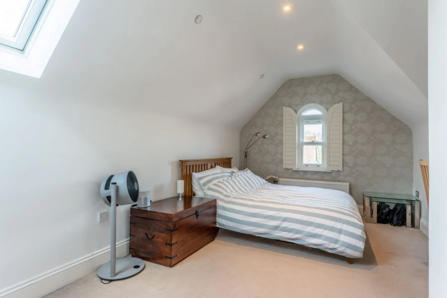 3 bedrooms semi detached, 39a Vicarage Road Hampton Wick Kingston Upon Thames