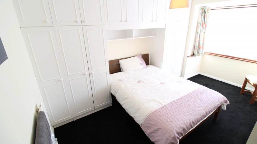 6 bedrooms detached, 1 Kings Road Uxbridge Hillingdon
