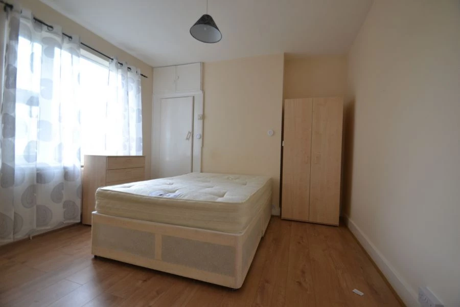 1 bedroom flat, 20 Manbrough Avenue East Ham London