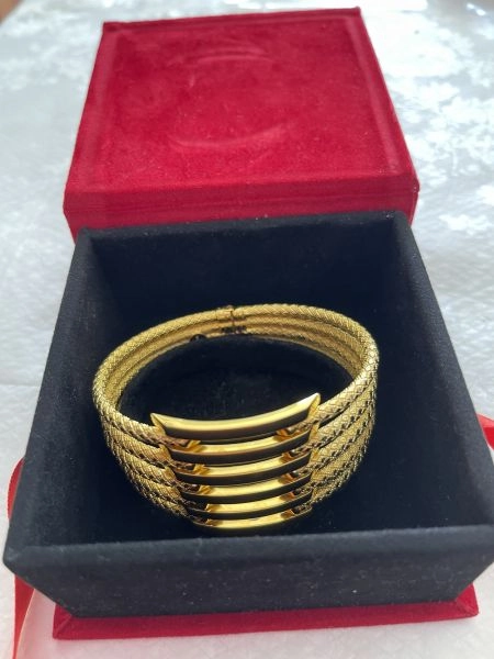 Brand new ladies rigid 14 carat gold bracelet