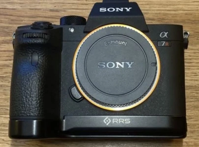 Sony Alpha a7R III 42.4MP CMOS Full-Frame Digital Camera w/ RRS Base EXCELLENT 