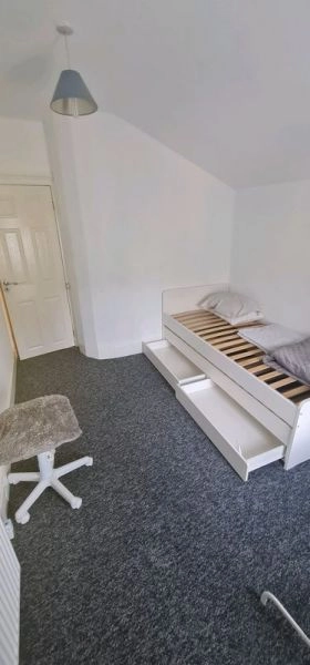 Large room to rent on Alexandra Road, Chatham.