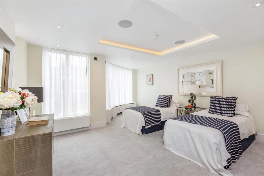 High standard and set in a quiet location close to Wimbledon Common