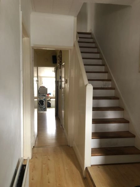 2 very large recently painted / decorated double rooms in clean/quiet house with professionals living in it