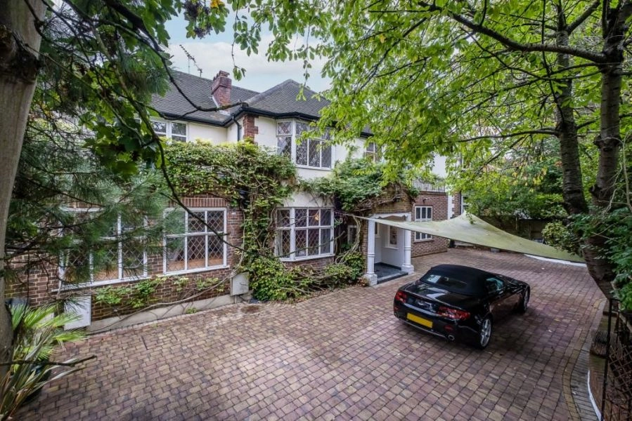 An extremely private detached family house