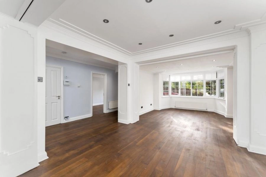 A beautiful detached family home situated in this prime Finchley location